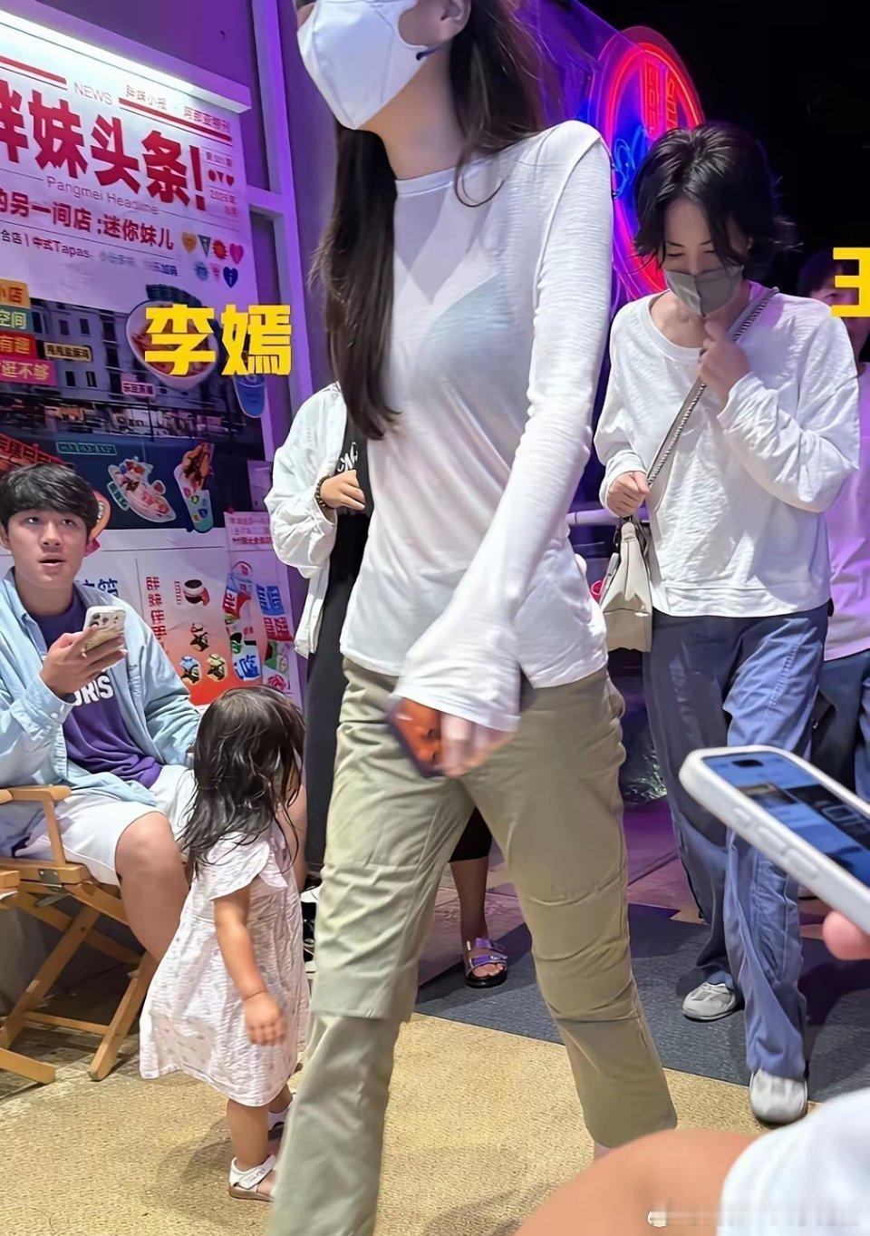 李嫣今年这件衣服的出镜率好高！在云南和父亲奶奶在一起的时候也是穿的这件。和妈妈出