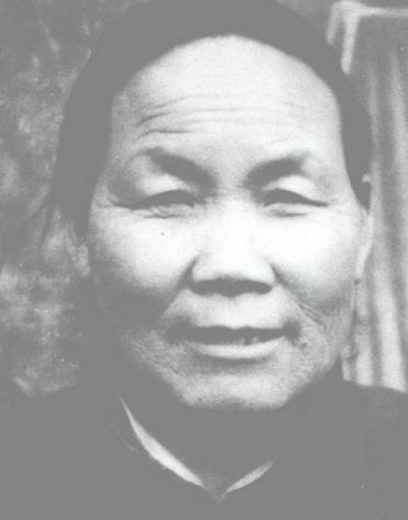 1940年，山东一大娘给八路军煮了浓稠的小米粥，饥饿的战士们狼吞虎咽，班长发觉不