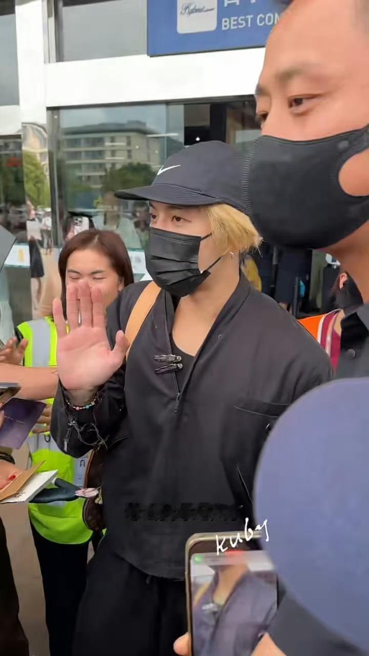 王嘉尔第一次来大理喜剧人王嘉尔哈哈哈哈哈Jackson也到了说年纪大的时候了吗