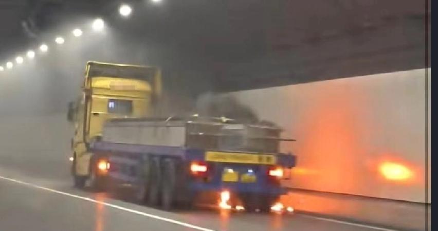 港珠澳大桥海底隧道往香港方向，今日（5月5日）晚上7时许有车辆着火，管道全线一度