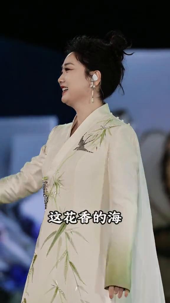 风从草原来，吹动我心怀，吹来我的爱。这花香的海，我从草原来，温暖你心怀，不变我的