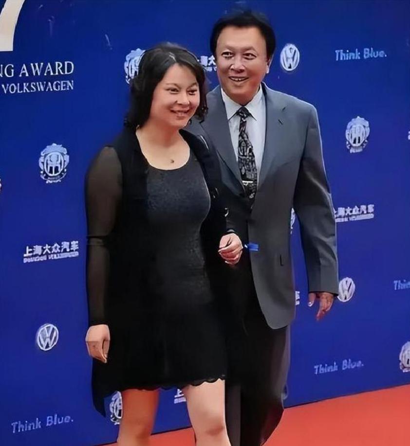 谁能想到，老戏骨唐国强的女儿唐莉，如今竟在县城开小饭馆！43岁的她，带着刚上学的