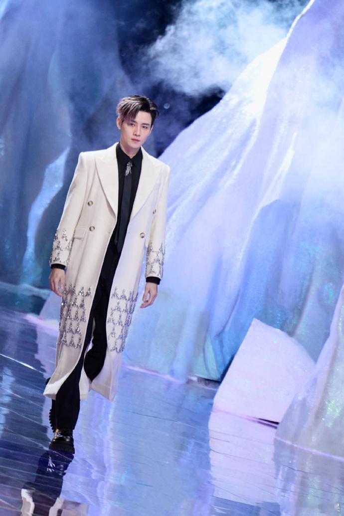 任豪腾讯星光大赏红毯造型  任豪星光盛开之际伴前行  任豪腾讯星光大赏红毯造型太