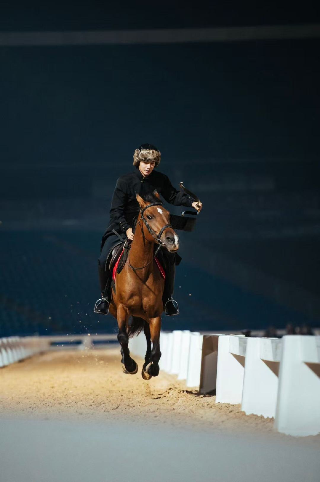 于适用小腿轻推马腹太苏了 于适骑马名场面再添一笔！轻推马腹的动作流畅丝滑，细节里