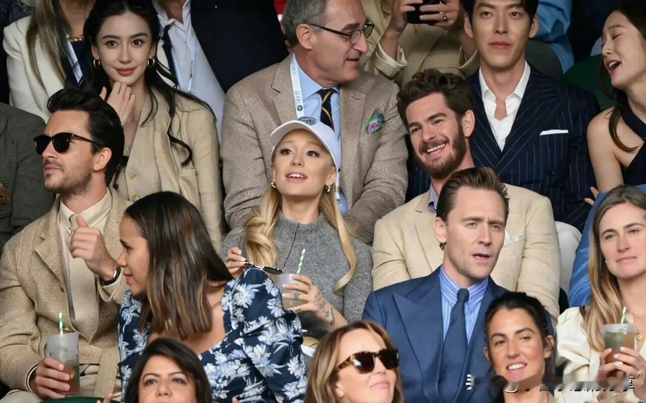 不愧是大美女级别的，坐在人群里美的发光，这样的杨颖颜值比刘亦菲都要高一些。

她