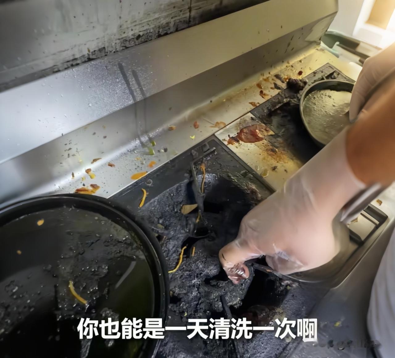 销量第一的外卖店后厨曝光！监管突查，画面太……

市场监管人员没打招呼就冲进外卖