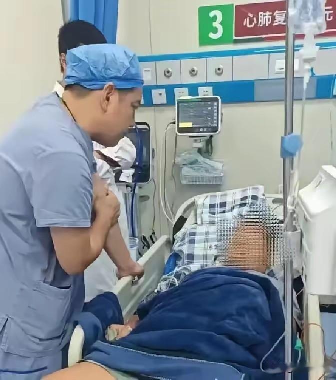 一句“没钱我出”，滚烫仁心抵过万语千言
 
广东东莞，一则被人民日报记录的故事，