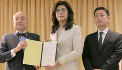 大家看到国民党的这些徒子徒孙们一个个争先恐后给日本人捐款、一个个数典忘祖、一个个