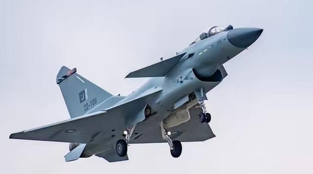 伊朗国防部长阿齐兹·纳西尔扎德刚被确认在美以联合空袭中阵亡，这事来得太突然，让人