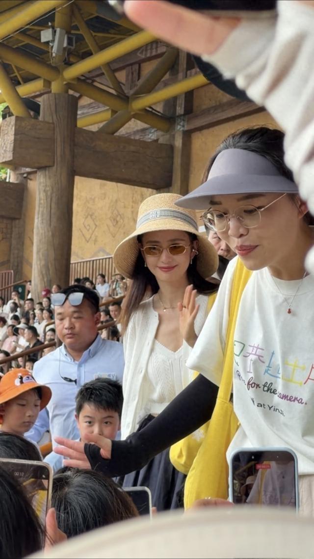 佟丽娅带儿子出游偶遇！路人原生镜头颜值依旧亮眼
 
事业上佟丽娅实力出众，能驾驭