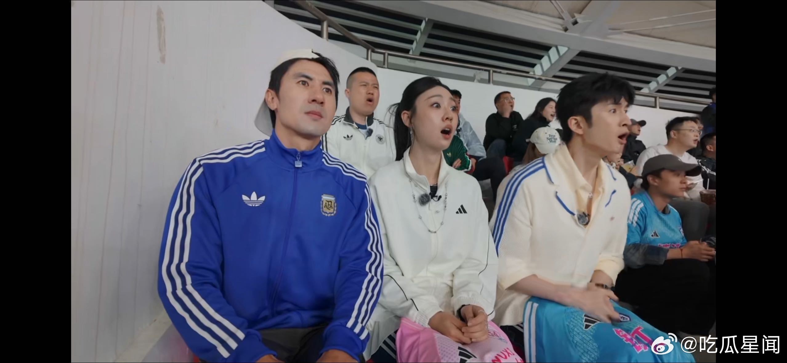 张云龙看球越看越上头同款看球状态瞬间产生共鸣，张云龙紧盯场上每一次攻防对决，看得