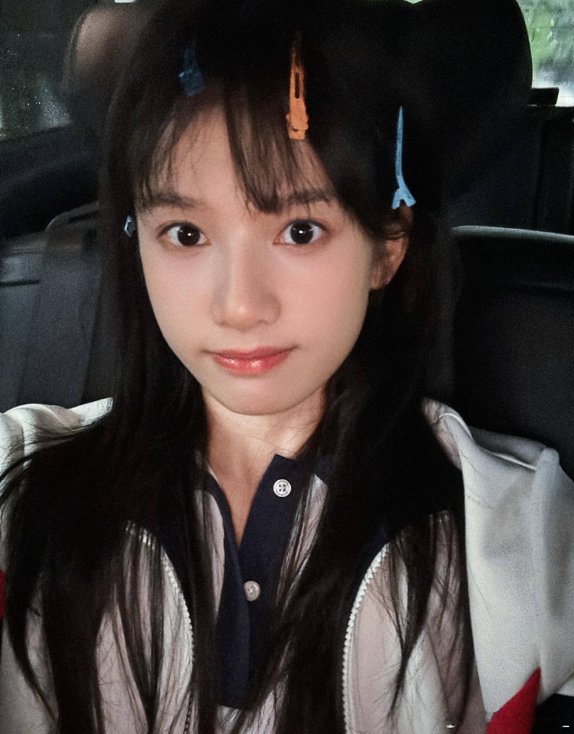 张婧仪好灵啊 往首映礼一站直接梦回90年代港片女主，复古港风造型把氛围感焊得死死