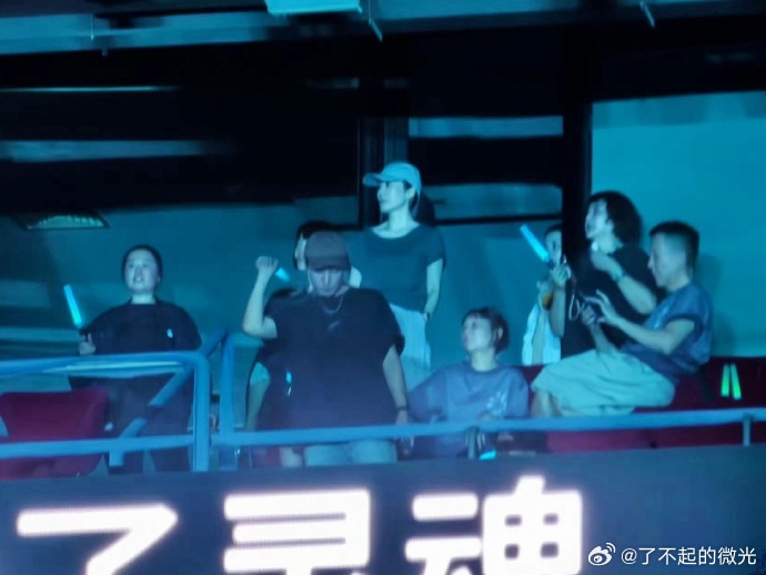 王菲去谢霆锋演唱会了王菲俞飞鸿去了谢霆锋演唱会王菲俞飞鸿去了谢霆锋演唱会 