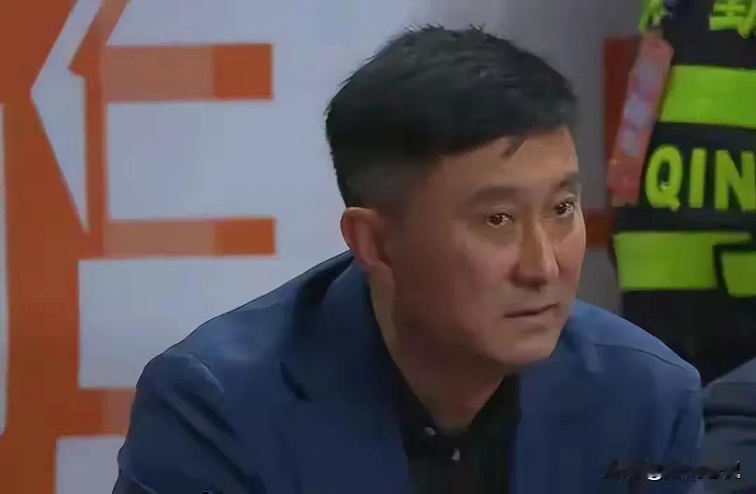 杜锋已失去对球队的控制。
看昨晚广东队输给广州队的比赛，发现一个奇怪的现象，明明