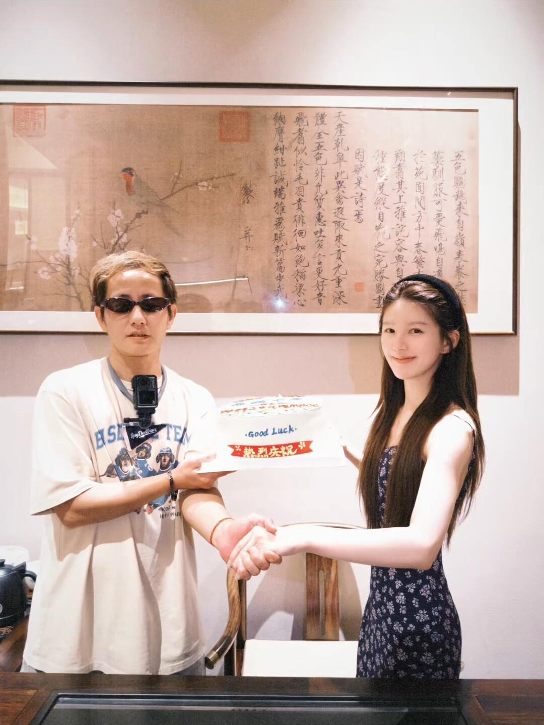 赵露思/小露讯息速递 赵哥🫘更新一百万还没来得及庆祝，直接升到两百万啦赵哥和露