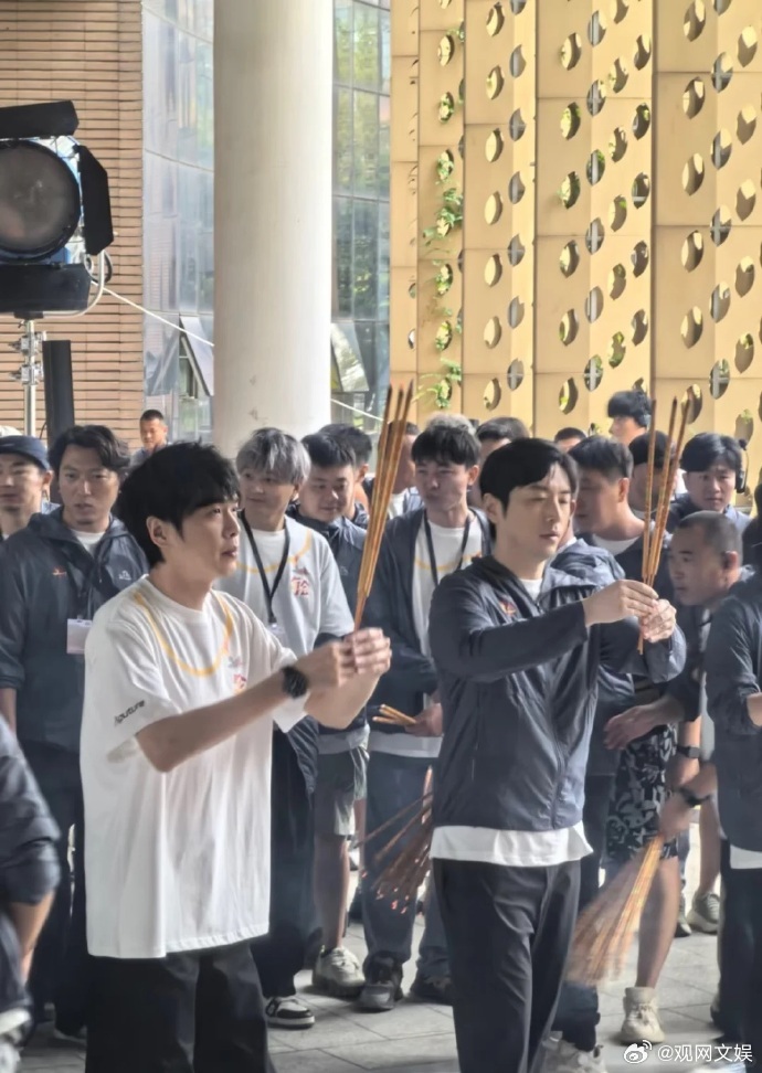 《年会不能停2》开机路透，拍到了张若昀和白客现场同框，这部你期待吗？年会不能停2