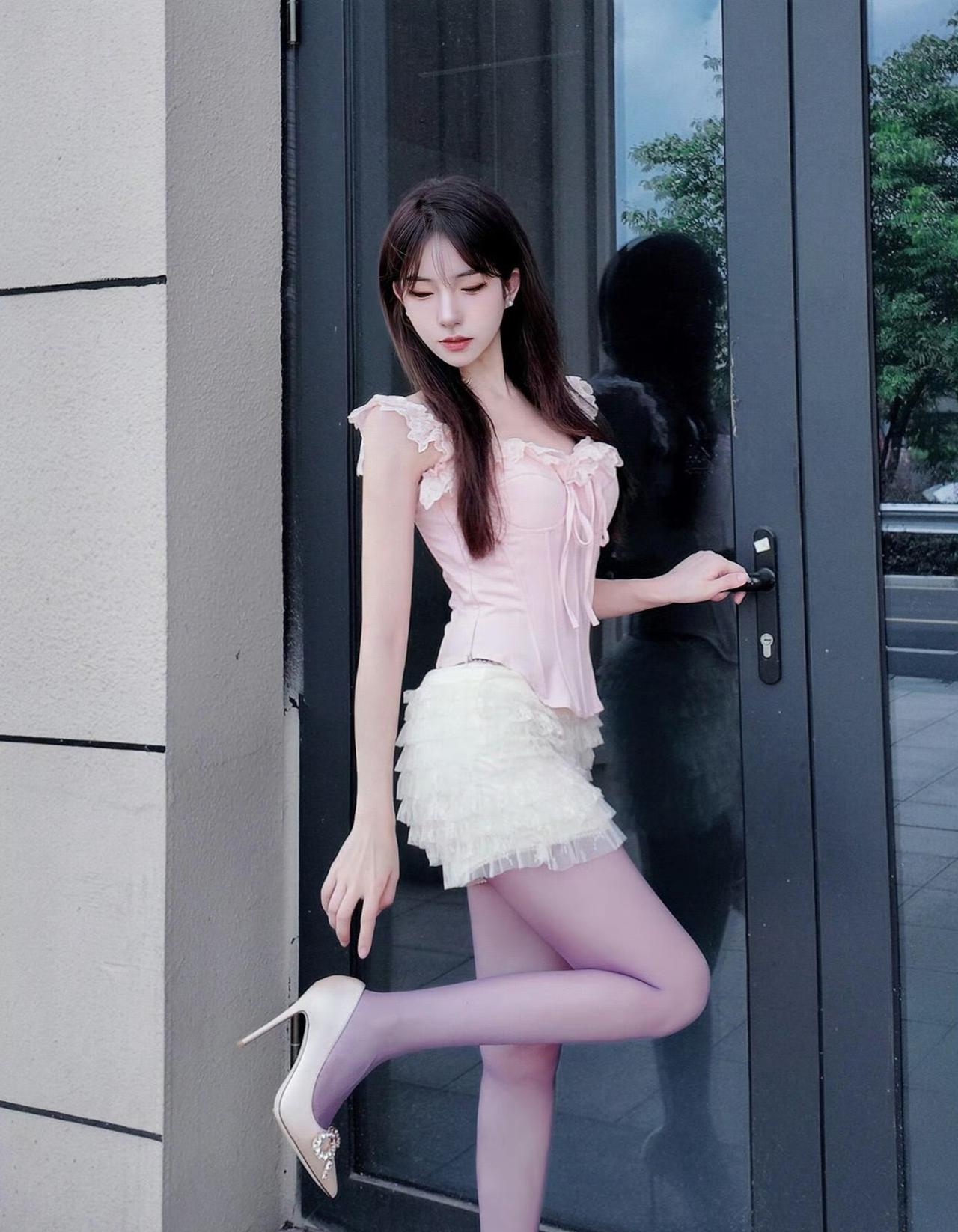 这套是甜欲公主风，核心是粉白蕾丝套装：紧身上衣+蓬蓬裙自带甜妹公主感，淡紫丝袜增