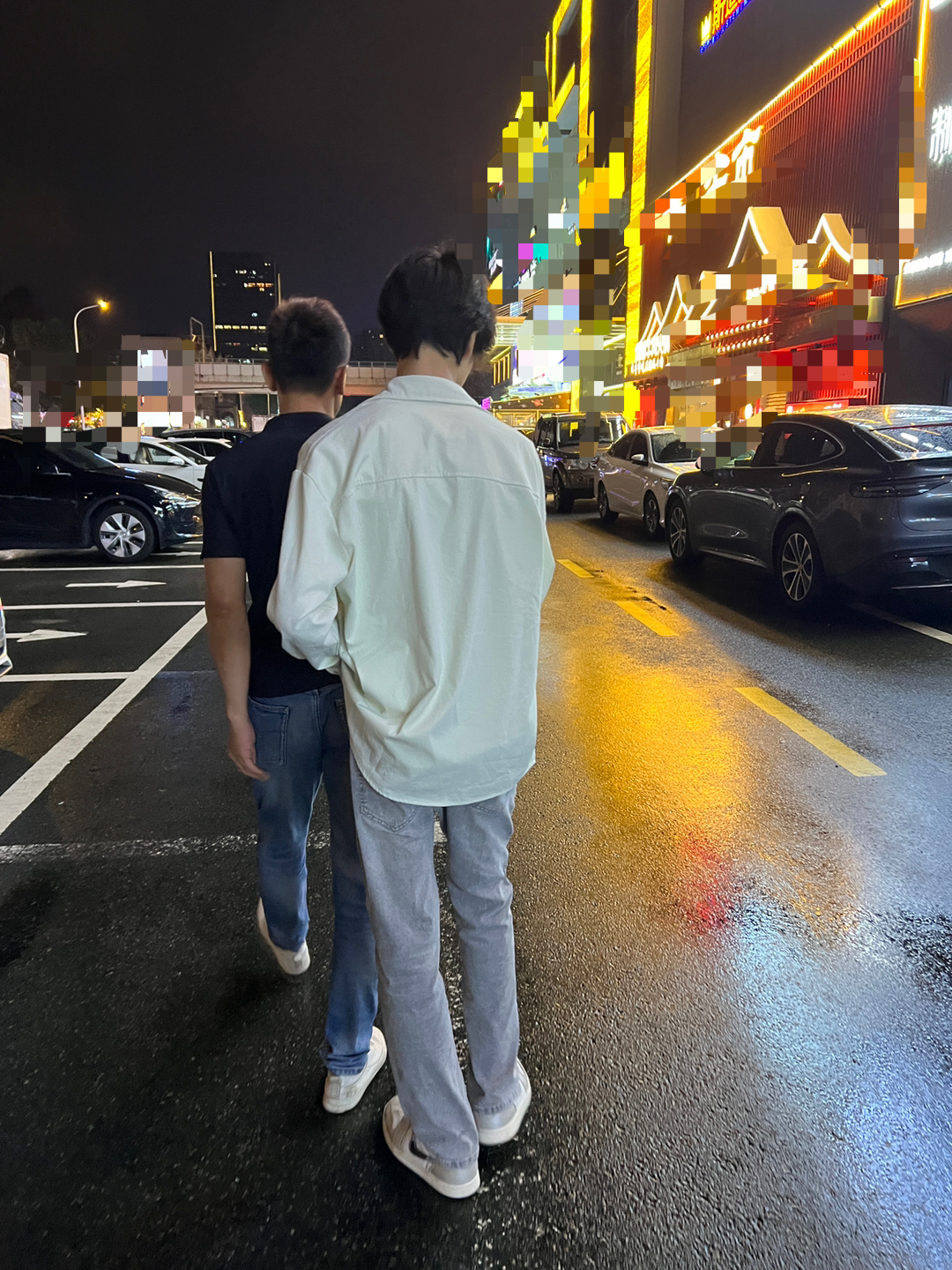 我家老大比爸爸高半个头了，要争取长到一米九呀！ 
