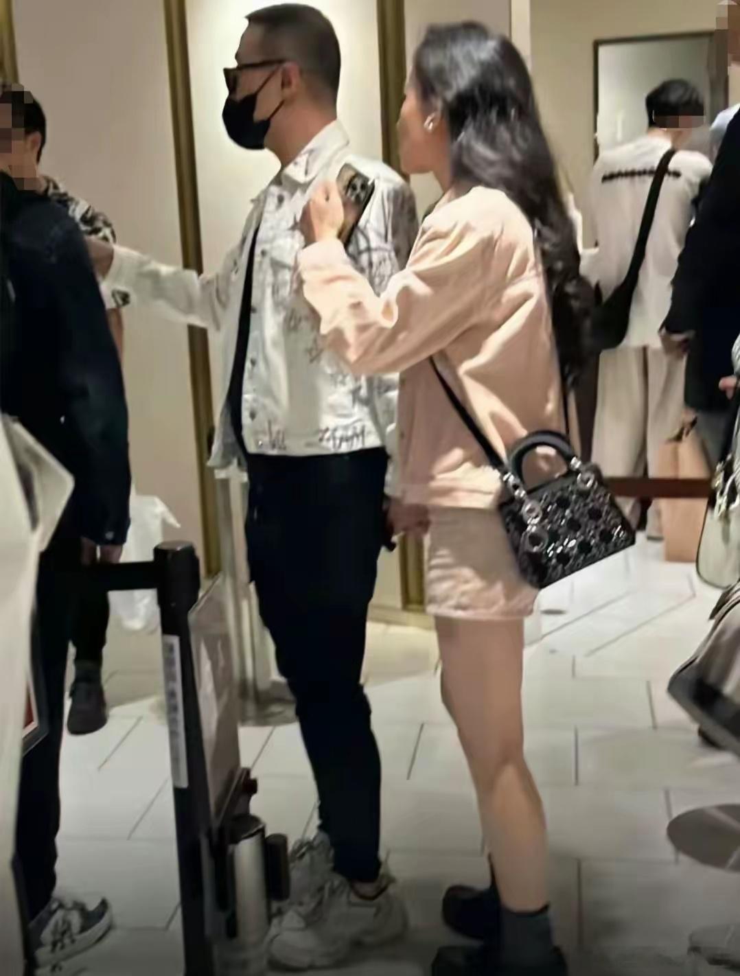 汪峰森林北牵手照，这是实锤了吧 ​​​