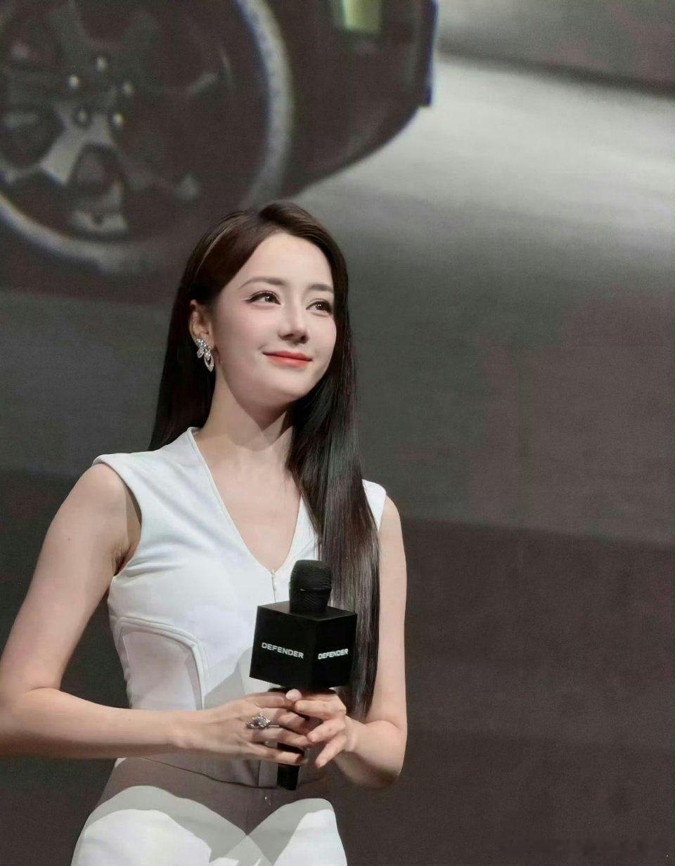 伴君如伴虎，女帝开路虎，事业猛如虎，又酷又飒的迪丽热巴今日路虎卫士线下活动，迪丽