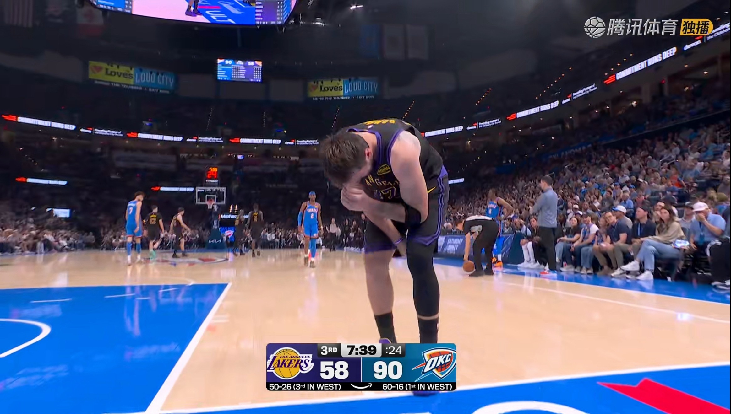 NBA洛杉矶湖人 东契奇大腿拉伤，看着不是太好。东契奇摸自己大腿东契奇无对抗受伤