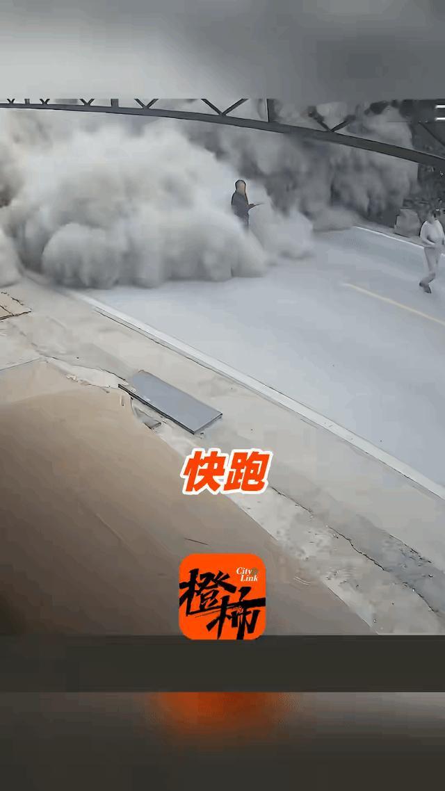 84岁老人只是出门散个步，毫无防备就被高压冲出的水泥灰裹满全身，眼睛口鼻全被堵死