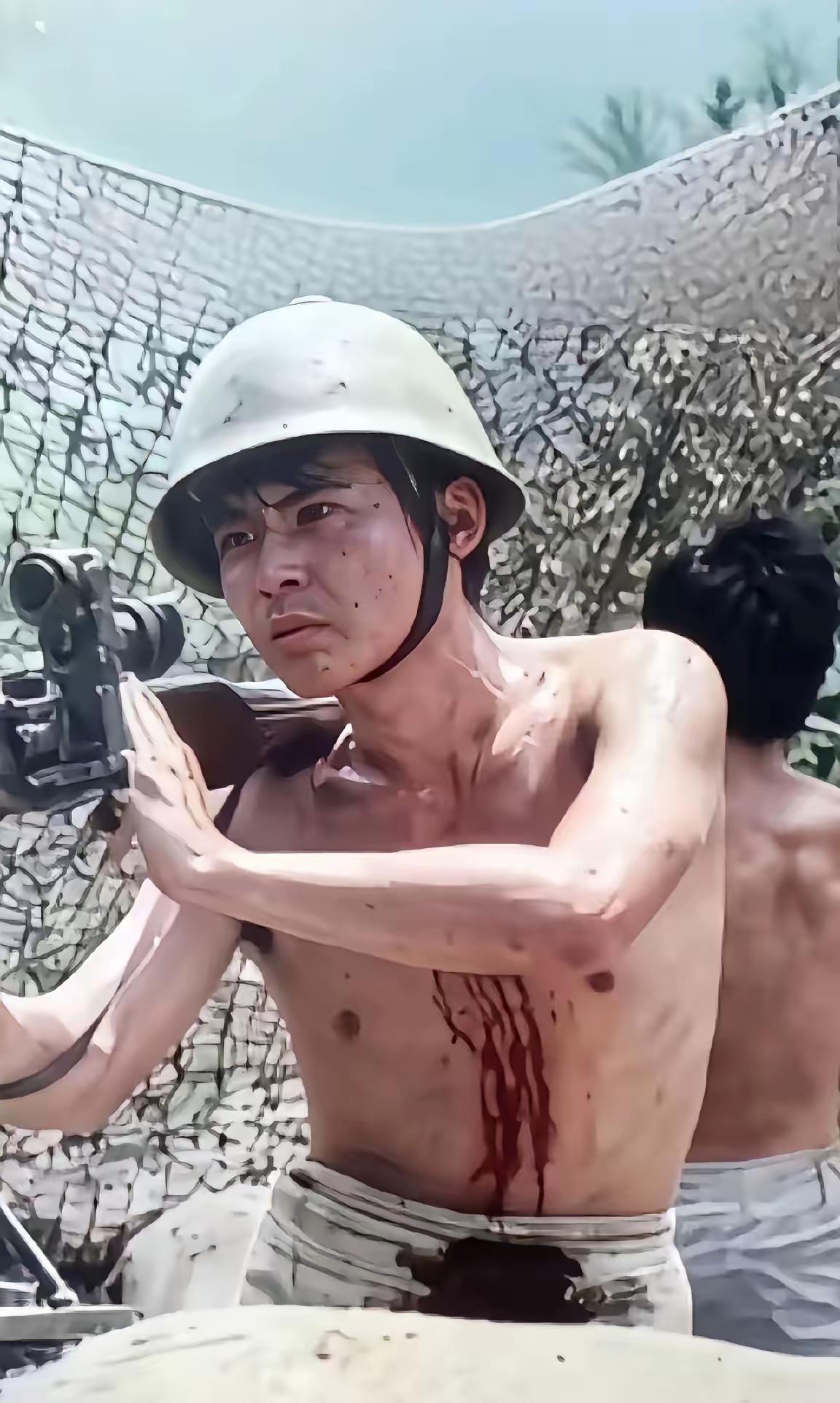 1988年，四川新津朱玉东在老山那拉中弹，撕了衣服裹住伤口接着打，距敌仅200米
