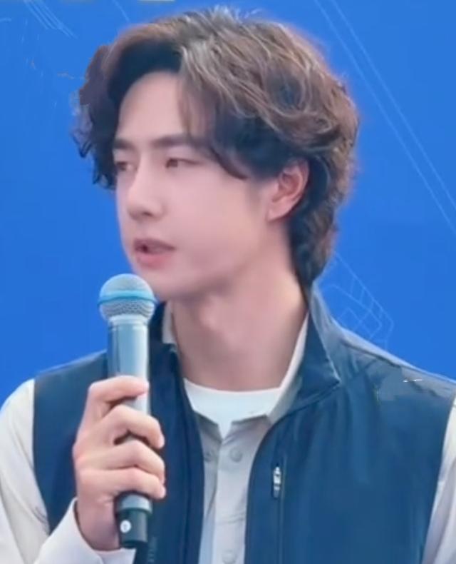 王一博在2026年9月21日香港维港游轮上的线下见面会中，是以“非遗舞狮”开路的