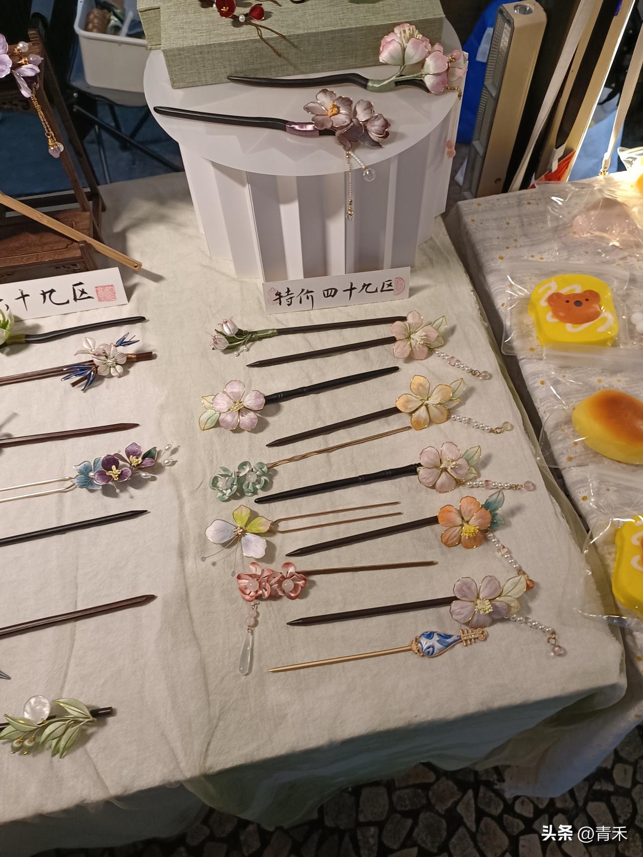 它斜插云鬓，轻挽流光，藏着眉间心事，载着岁月温柔。
银钗映雪，玉簪含霜，一簪一华