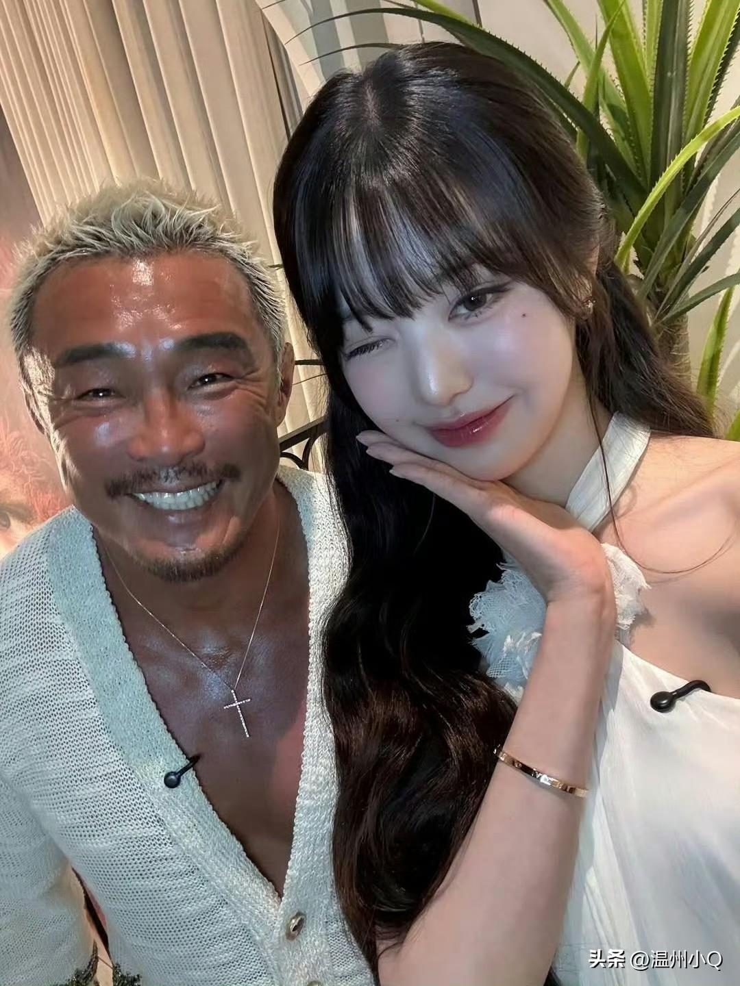 张元英和日本格斗运动员秋成勋合影，女方白的发光，男方黑得发亮，服色差异太大了。