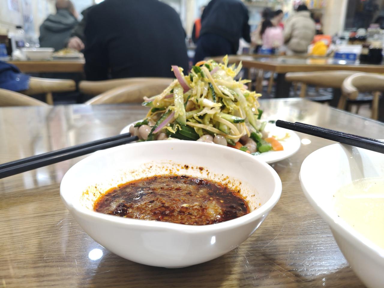 小店不大，人流不少！
外来人根夲找不到的小店，特色就是水饺，来几次都需排队等候，