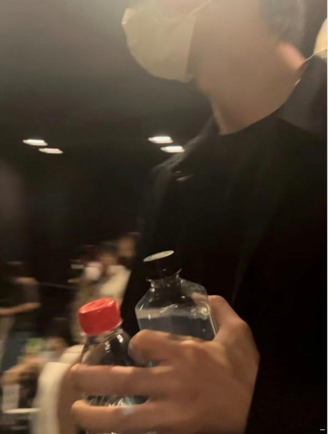 此男手之大 