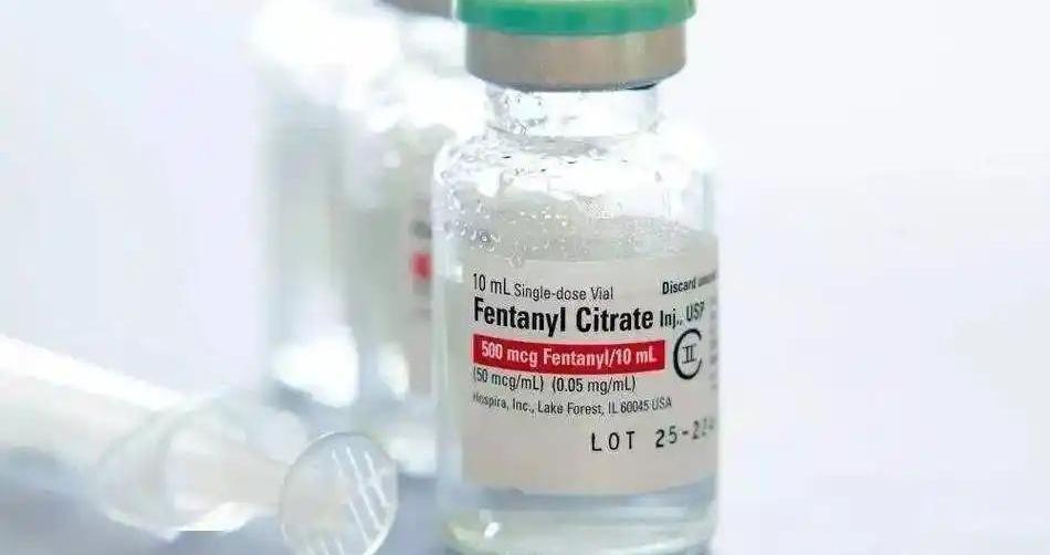 美国芬太尼泛滥这事，真是越看越觉得离谱。
自己家里一堆事儿没管好，非要拉着我们当