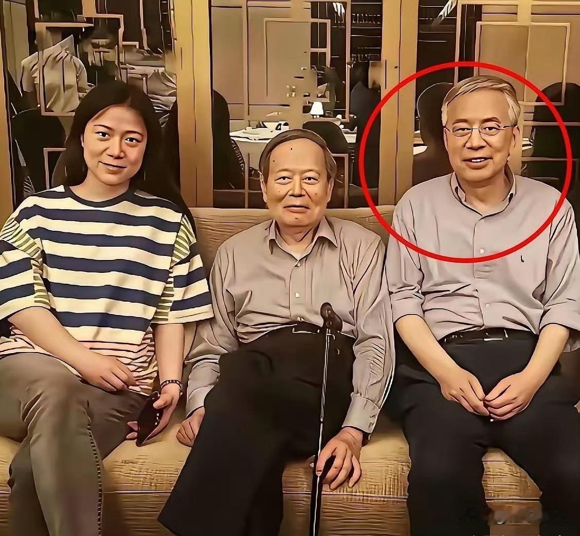 2017年，杨振宁长子杨光诺专程赴京探望父亲，三人同框照刷屏全网，左边翁帆41岁