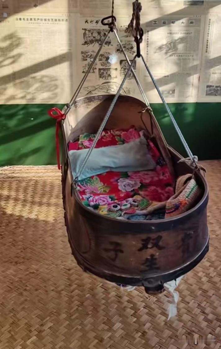 东北方言之（718）摇车子：
在东北民俗中三大怪中，养活孩子吊起来就是指它，它是