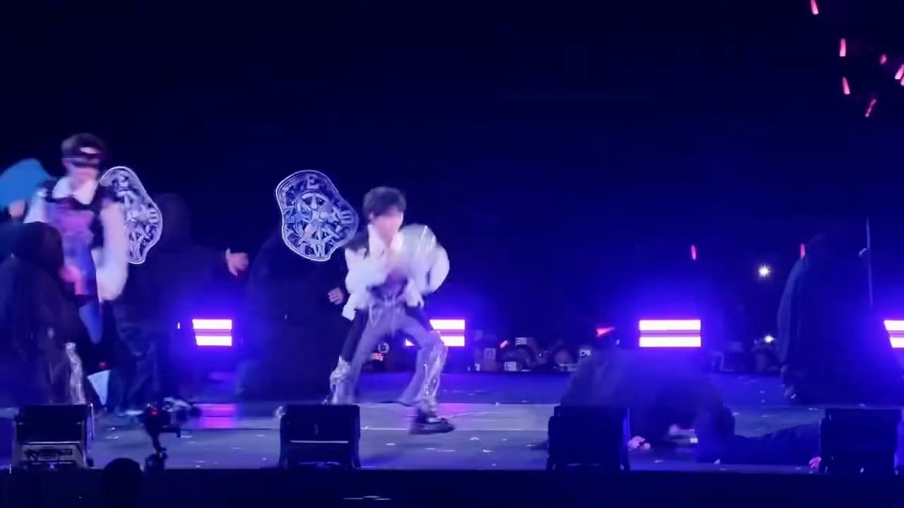 周深伴舞要在舞台上打起来了 舞台氛围感被可爱承包啦🤣伴舞花式撩拨，周深疯狂追击