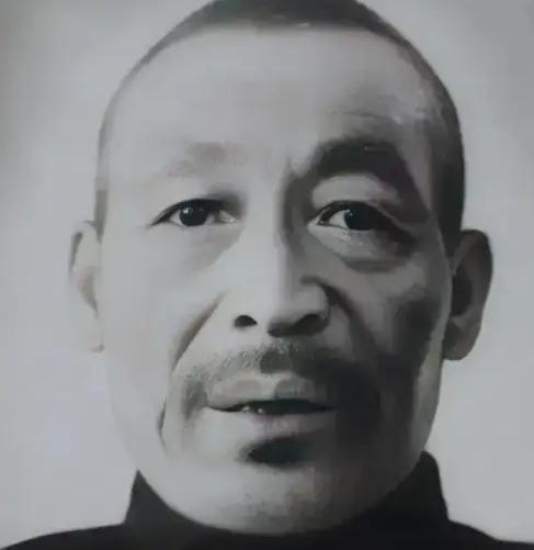 1949年，杀了上千名红军的韩起功逃入祁连山，解放军搜寻多日无果，没想到，一位农