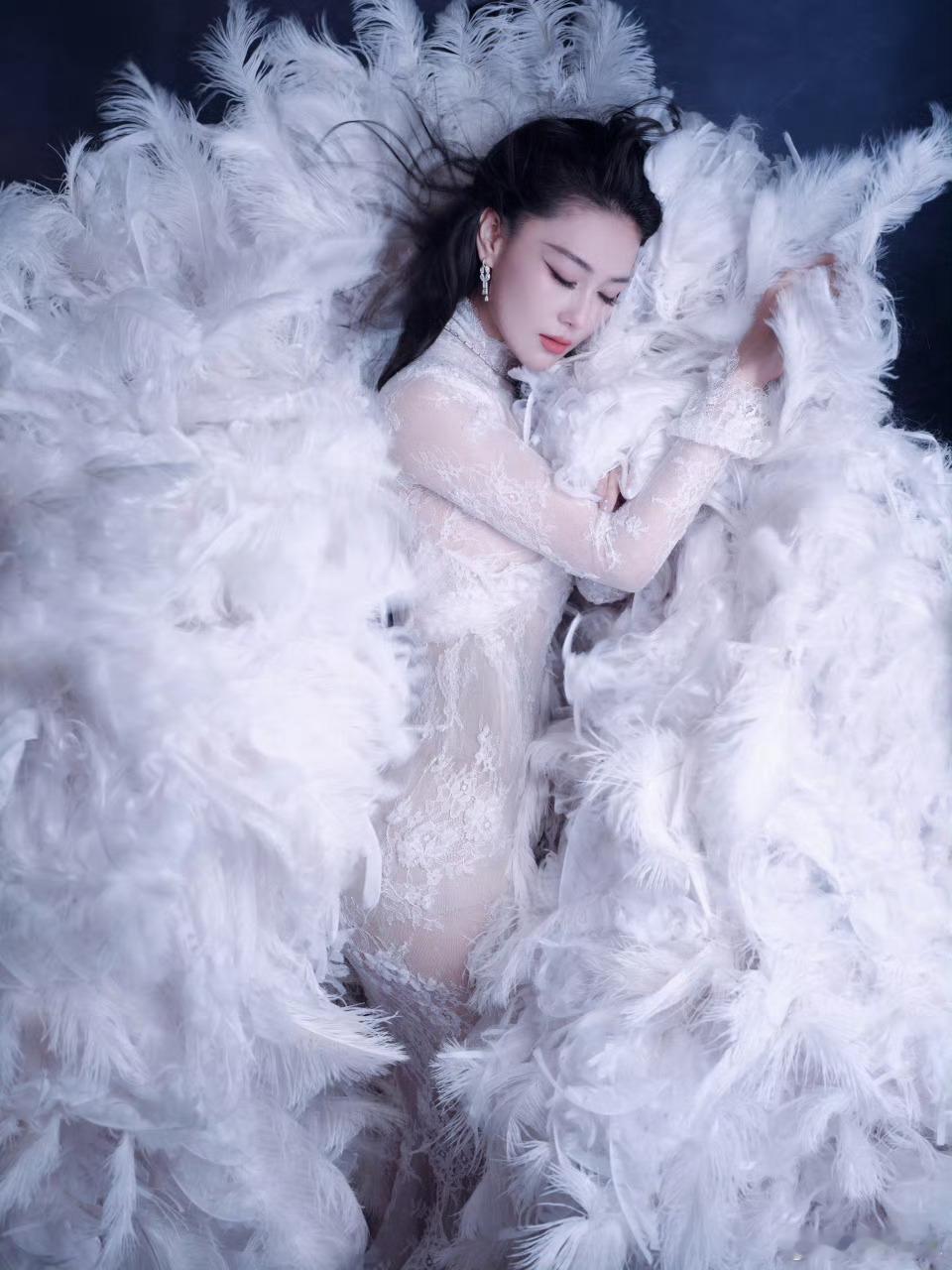 张馨予 红毯定海神针这一身杀疯了，ELLE红毯定海神针啊！ ​​​