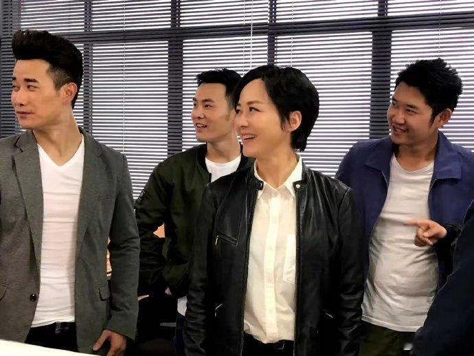 她如果不是退圈，娱乐圈哪有海清的事？短发的她真惊艳，比海清还有亲和力，难怪当初红