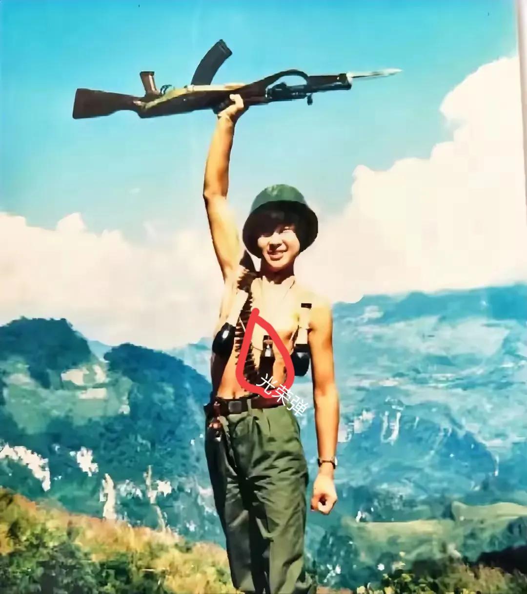 老山战场上视死如归的钢铁战士！手举钢枪，身披子弹，胸前挂着手榴弹及光荣弹的形象最