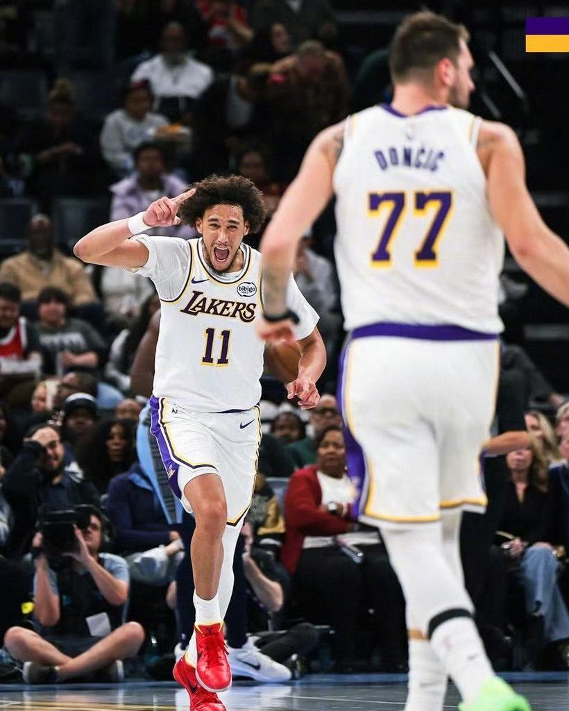 湖人胜热火！听说你进攻联盟第2？
今天的湖火大战可谓精彩，两队上半场进攻节奏奇快