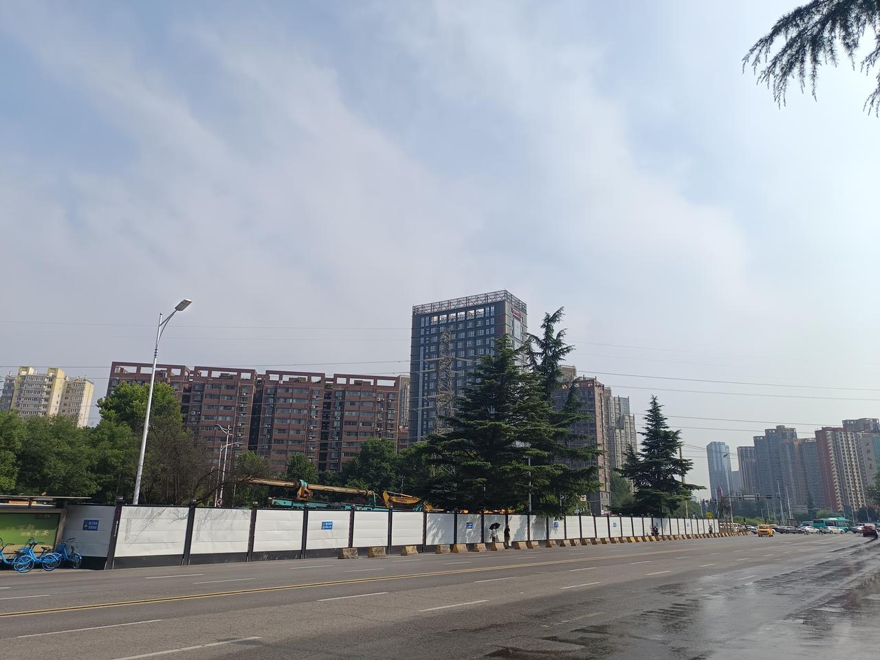 西沣路没有规划地铁，但是车流量很大，这条路上通往高新区的主要通道，还有比亚迪生产