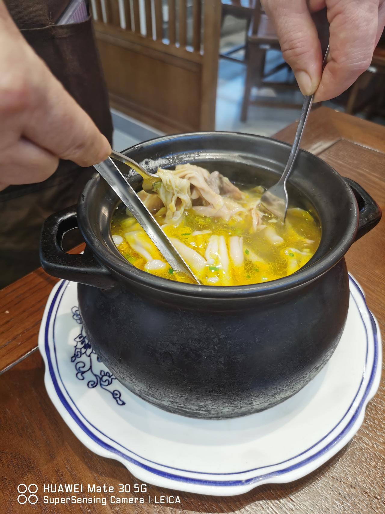 在黄山这顿晚饭有点贵[捂脸]主要是菜的质量不.行。这个竹笋炖鸡就是一个“小童子鸡