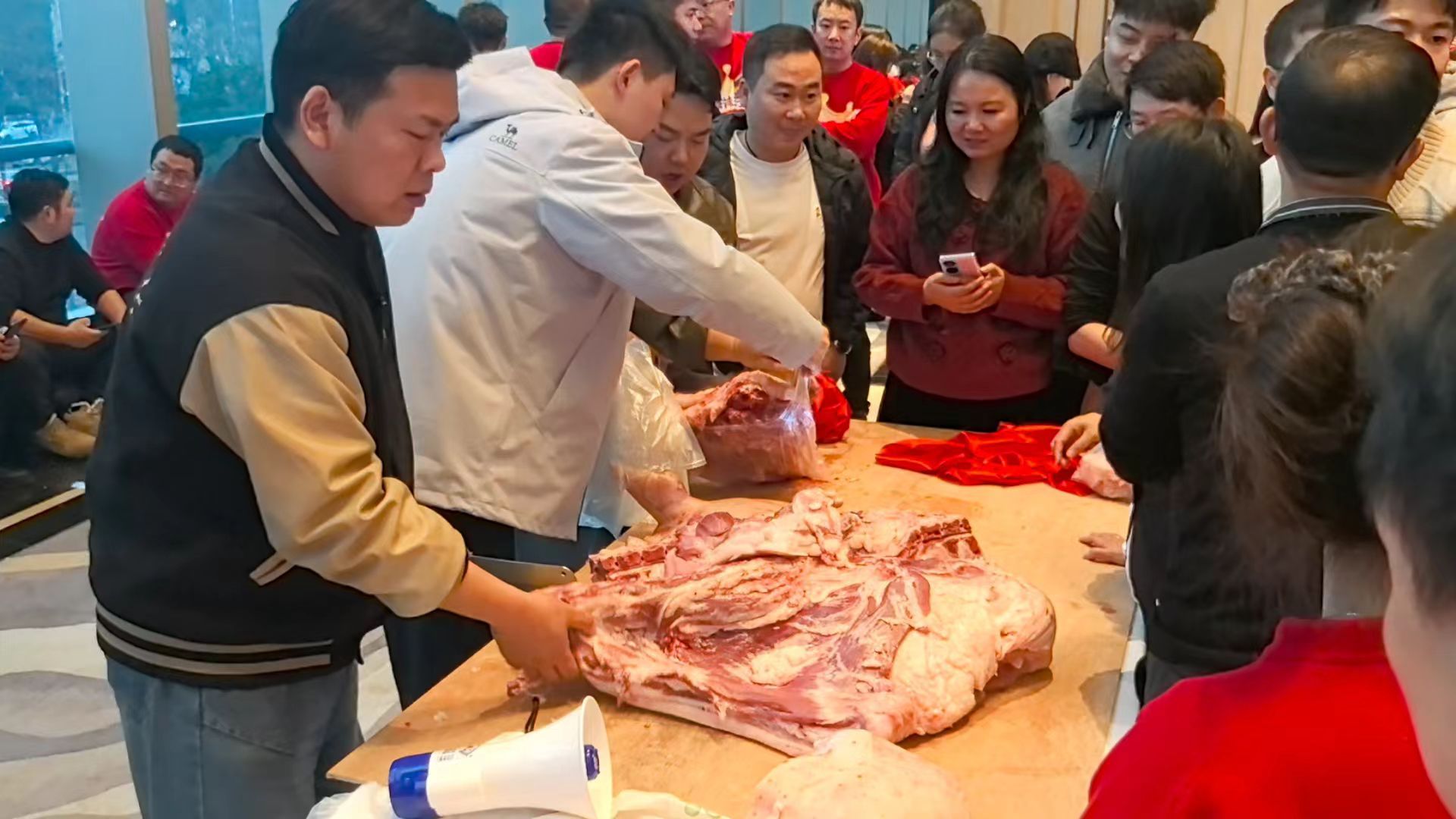 年会中的1头猪卖完赚千元这年会太硬核！直接把一头猪当大奖送出，300斤猪肉在公司