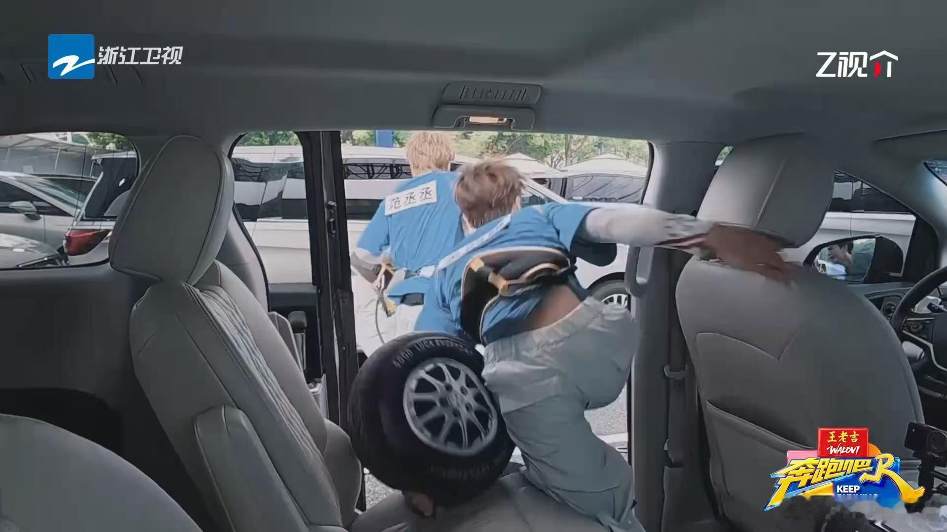 李昀锐亲范丞丞手李昀锐扑范丞丞怀里了奔跑吧李昀锐扑范丞丞怀里的时候顺便亲了他的手