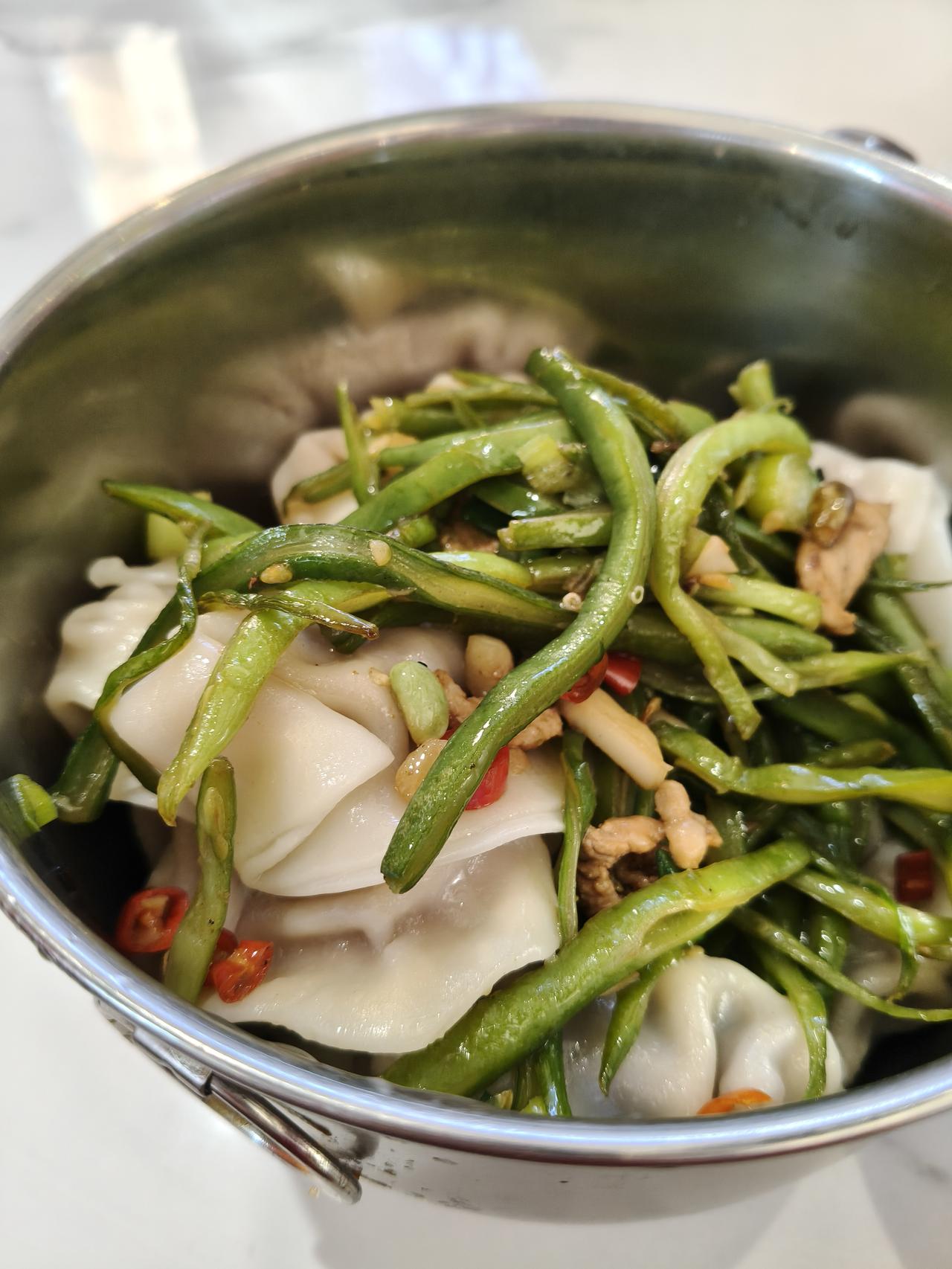 今日冬至，中午员工餐是饺子！
另一道菜是芸豆炒肉，今日的菜和饺子都很美味。吃饺子