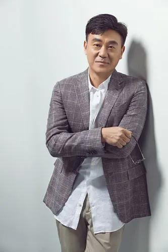 演员，何冰说:我和我媳妇儿是初中同学，她是在日本读的大学，在日本还工作了几年，突
