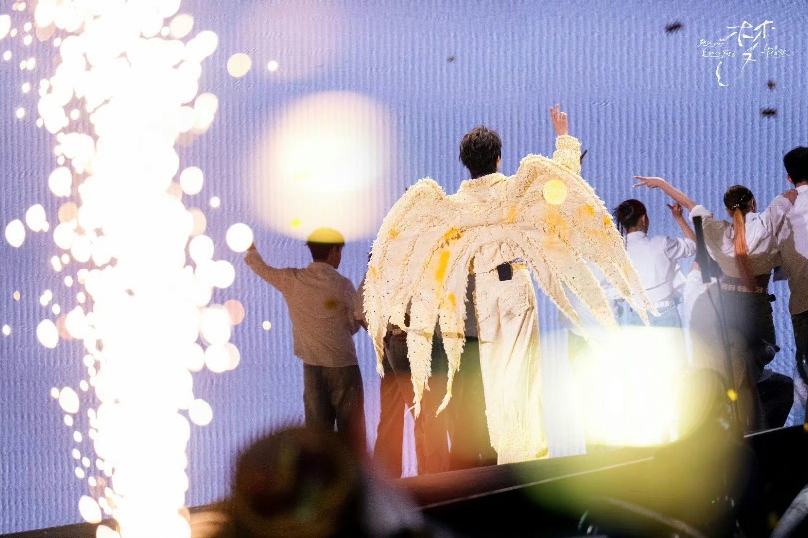 张远演唱会MAMA首秀 被《MAMA》舞台震撼到！的唱跳功底太扎实了，高音稳动作