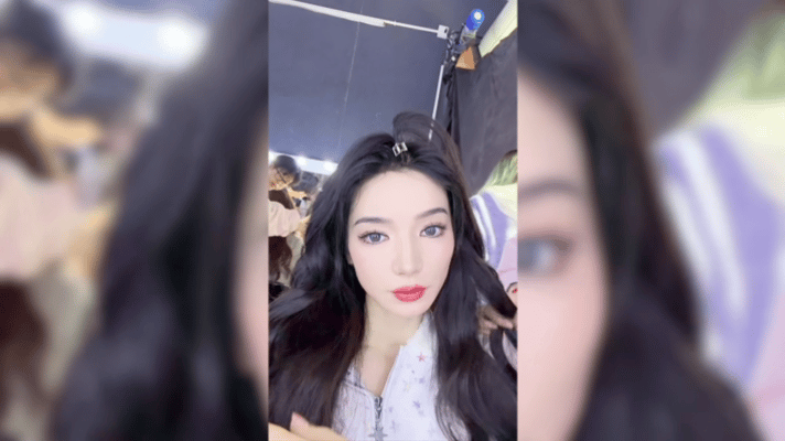 代斯公演的美瞳是张月的代斯找张月借美瞳谁懂啊！乘风姐姐私下关系也太好了吧！代斯临