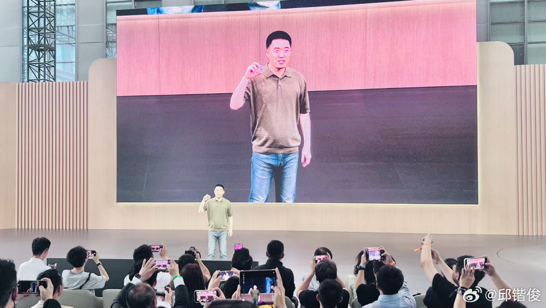 李想说：还是给我拍一张照片吧，要不留下的都是举桌子的照片2026理想livis 
